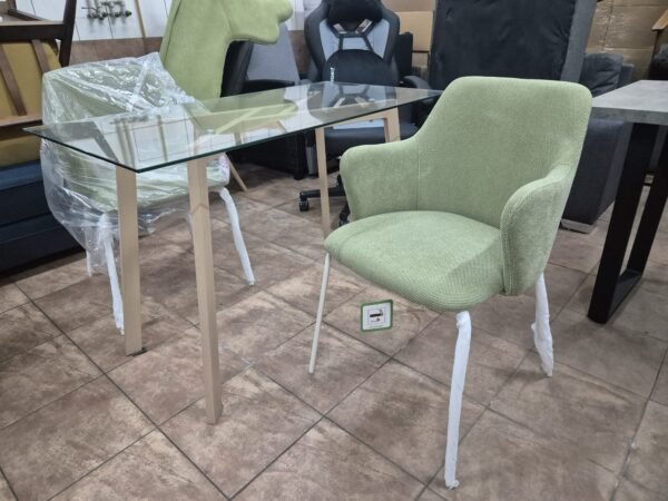 Minkšta žalia kėdė su porankiais ir metalinėmis kojelėmis